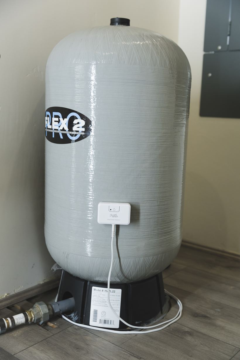 PuzL Detect mounted on a pressure tank with the cable circling its base