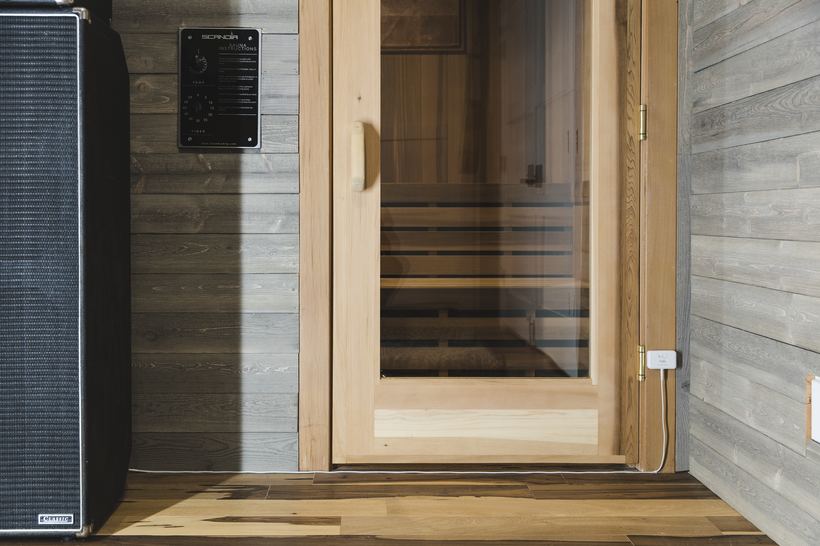 PuzL Detect beside a sauna door monitoring temperature and humidity